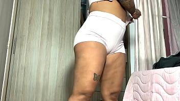 Camara Espia A Mi Hermanastra En Short Y Se Le Marca Su Coño Apretado (Big Ass, Cameltoe) free video